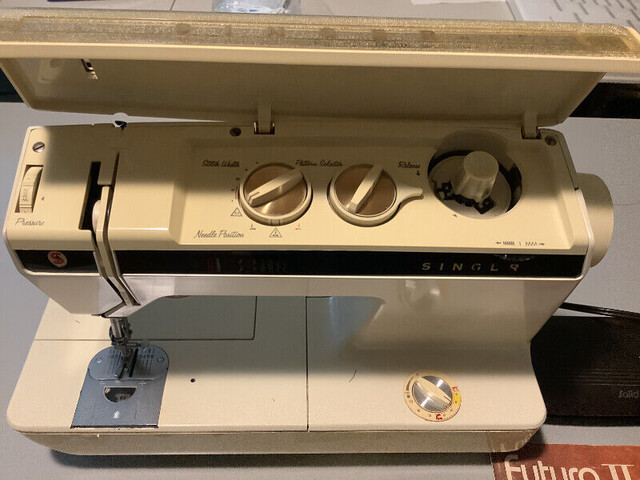 Singer Futura II, model 920 sewing machine in Hobbies & Crafts in St. Catharines - Image 2