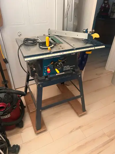 Banc de scie Mastercraft. Base fixée sur roulettes derrière et pattes rubber devant. $140. Blainvill...