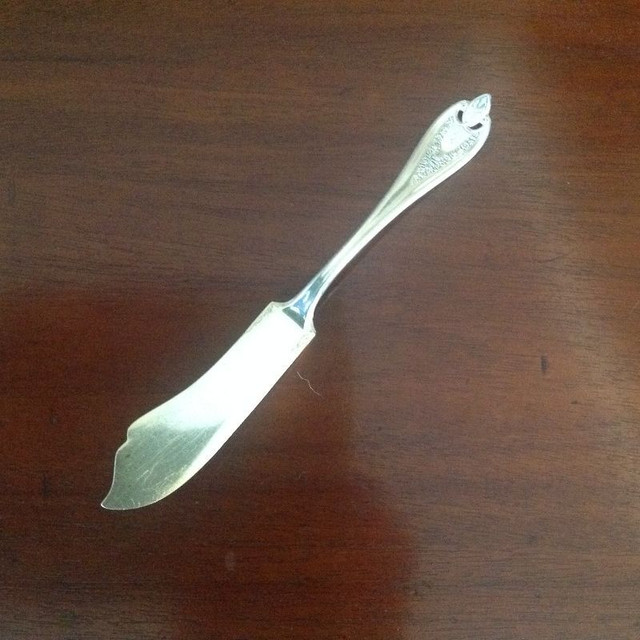 1847 ROGERS BROS. BUTTER SPREADER, PATTERN "OLD COLONY" in Arts & Collectibles in St. Catharines