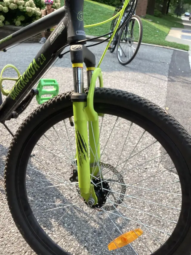 Genesis Barracuda 2.0 Disc Youth Mountain Bike 24 inch  in Mountain in City of Montréal - Image 6