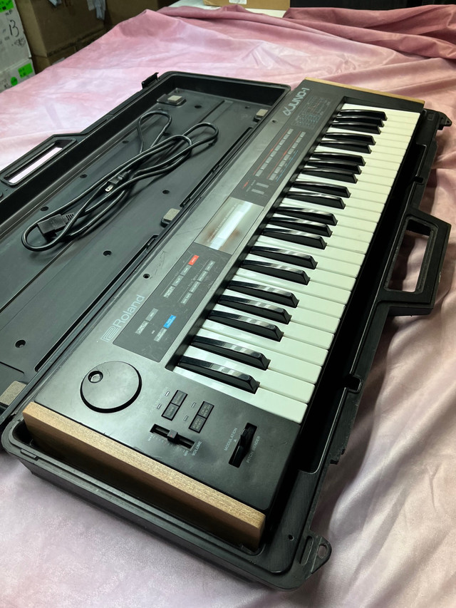 Roland Alpha Juno 1 with custom wood cheeks dans Pianos et claviers  à Ville de Montréal