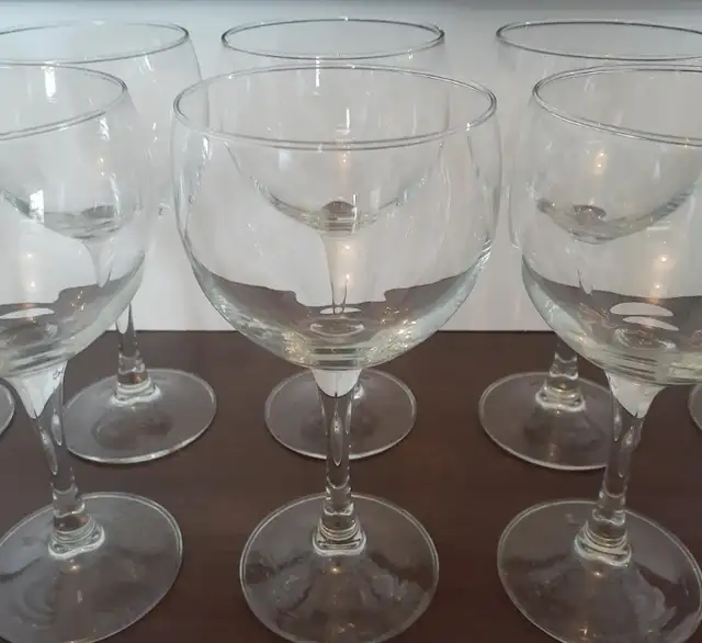 11 elegant simple Crystal Wineglasses Wine Glass in Kitchen & Dining Wares in Markham / York Region - Image 2