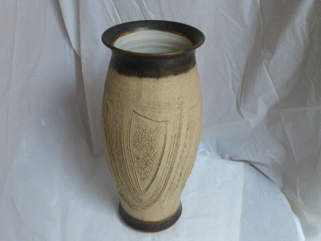 Vase plancher signe ceramique beige fleurs motif dans Art et objets de collection  à Longueuil/Rive Sud