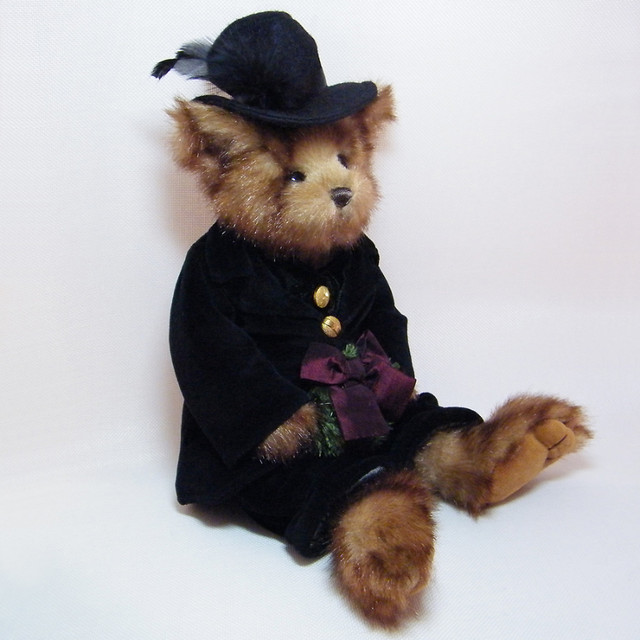 Bearington CHARLES BEAR Plush Victorian Christmas Teddy w Wreath in Arts & Collectibles in City of Toronto - Image 3