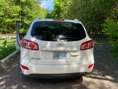 Hyndai Santa Fe good condition, I bought this in 2016 from the Thornhill Hyndai Dealership. Drive’s...