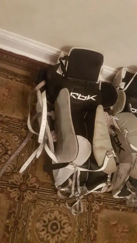 Reebok RBK 8K Hockey Goalie pads 31" 79cm INT in Hockey in Markham / York Region - Image 5