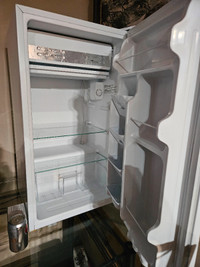 Medium size fridge 4cubic feet.