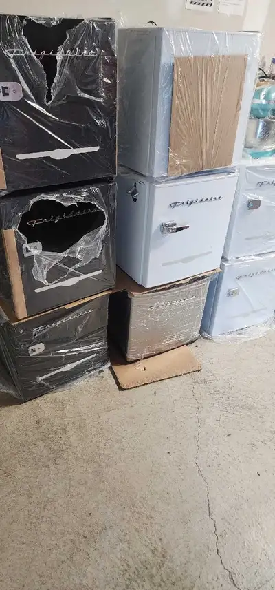 (BLACK) RETRO MINI FRIDGE RETRO Frigidaire 1.6 cu. ft - ON SALE, View more