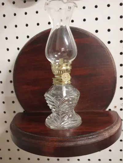 support mural en bois avec lampe à l'huile , View more