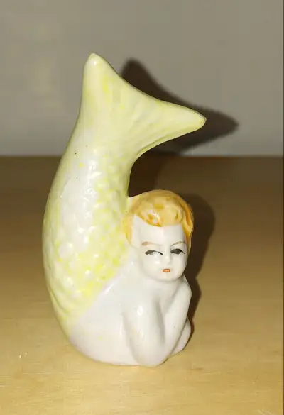 Salière antique en porcelaine , View more