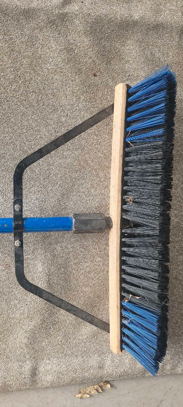 Hero 18" push broom with brace with 60" aluminium handle in Other in City of Halifax