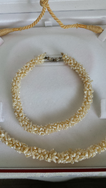 Pearl Necklace and Bracelet in Jewellery & Watches in Kitchener / Waterloo - Image 2
