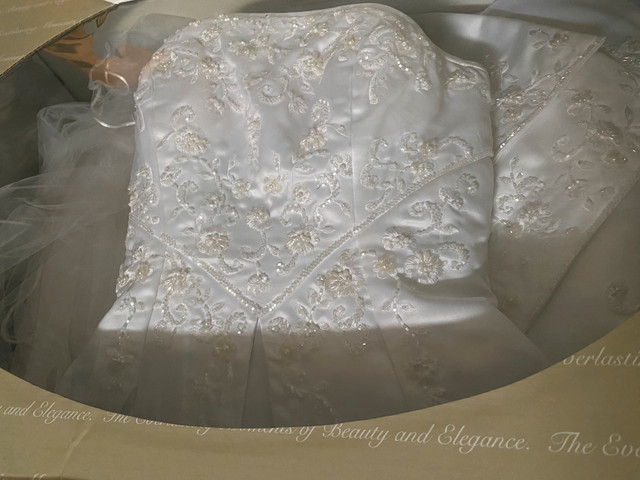 Gorgeous Beaded Size 6 Wedding Dress With Train in Wedding in Mississauga / Peel Region - Image 4