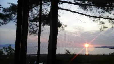 * S' EVADER ". INTIMITÉ : , Chalets Voisin à + de 150 pieds SÉCURITAIRE : Adjacent à une immense ¨Pl...