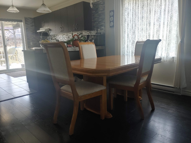 Table avec 6 chaises. dans Mobilier de salle à manger et cuisine  à Sherbrooke - Image 2