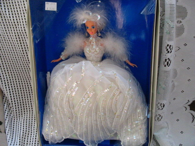 1994 STUNNING SNOW PRINCESS BARBIE TIMELESS DOLL IN BOX in Hobbies & Crafts in Lethbridge - Image 2
