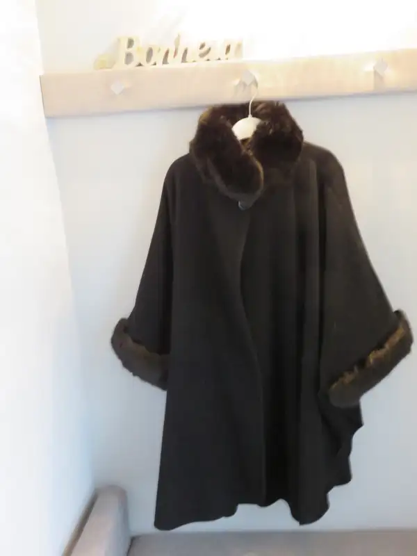 Manteau femme -cap en laine in Women's - Tops & Outerwear in Laval / North Shore - Image 2