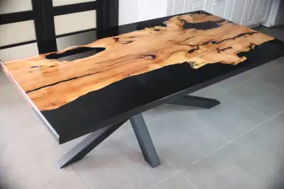 Table en érable et époxy, View more
