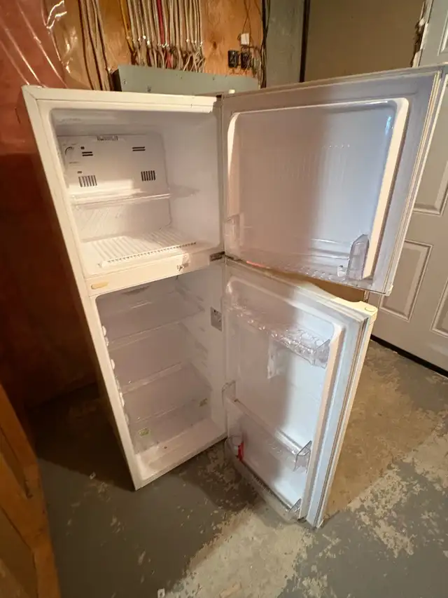 LG GR 282R fridge in Refrigerators in Kitchener / Waterloo - Image 3