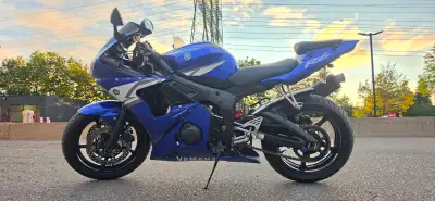 Selling a very clean 2004 Yamaha YZF-R6 in the classic Yamaha blue. Bike has been owned for almost 1...