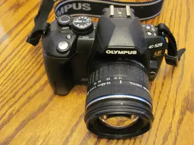 Olympus E-520 Digital Camera 14 - 42mm. Auto Zoom Lens 10 mega pixel , 1: 3.5 - 5.6 , IS Image Stabi...
