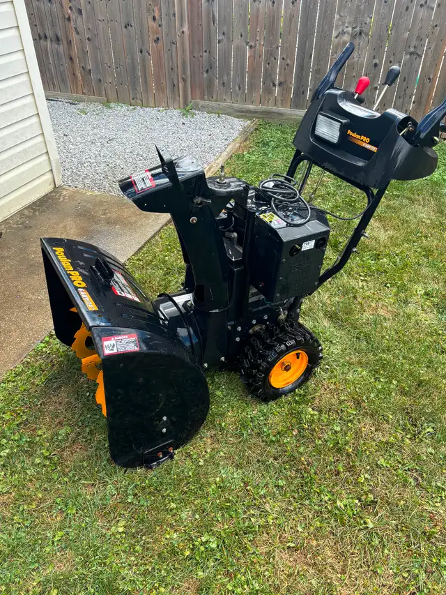 Poulan Pro snowblower in Snowblowers in Windsor Region - Image 3