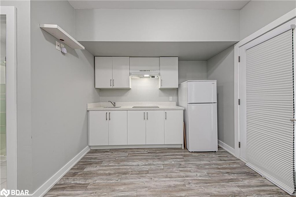 Modern and Clean Bachelor Suite 5