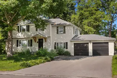 Welcome to your next home base in Glabar Park one of Ottawa’s most established, tree-lined, quiet ne...