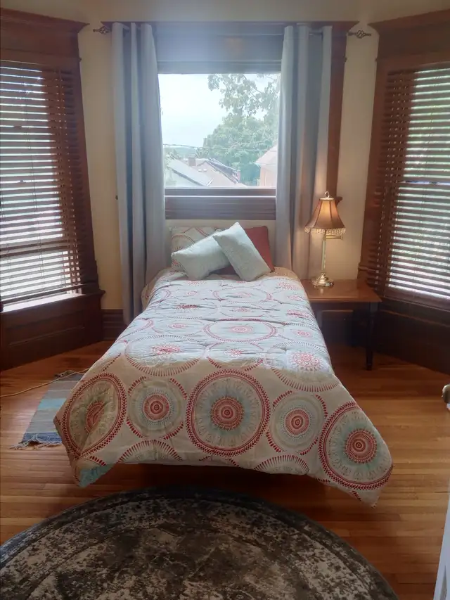 Large Room for Rent in Woodstock for April 15