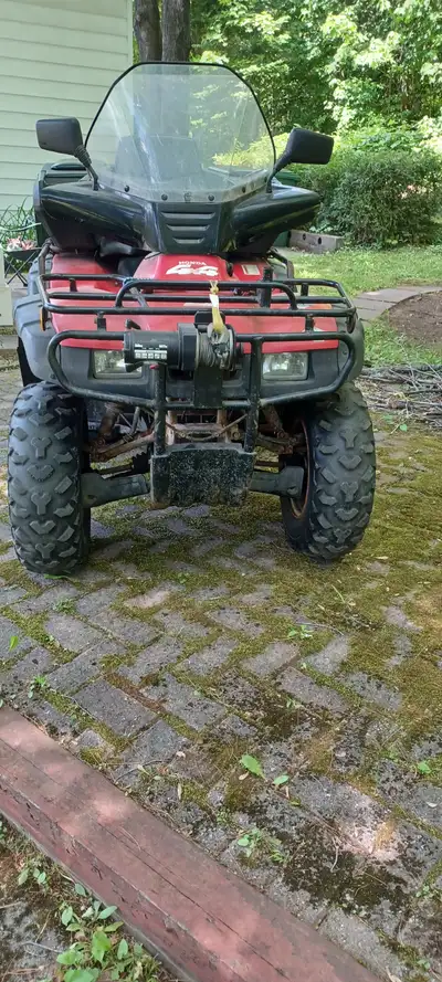Honda trx350 2001 viens avec winch et casque pour vtt.