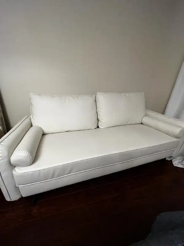 White Leatherette Plush Sofa. in Couches & Futons in Mississauga / Peel Region - Image 2