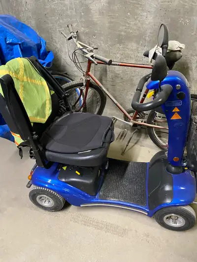 Very good shape,charged up ready to go ,,,,call .. 204 482 0680…..walker available to..50 dollars