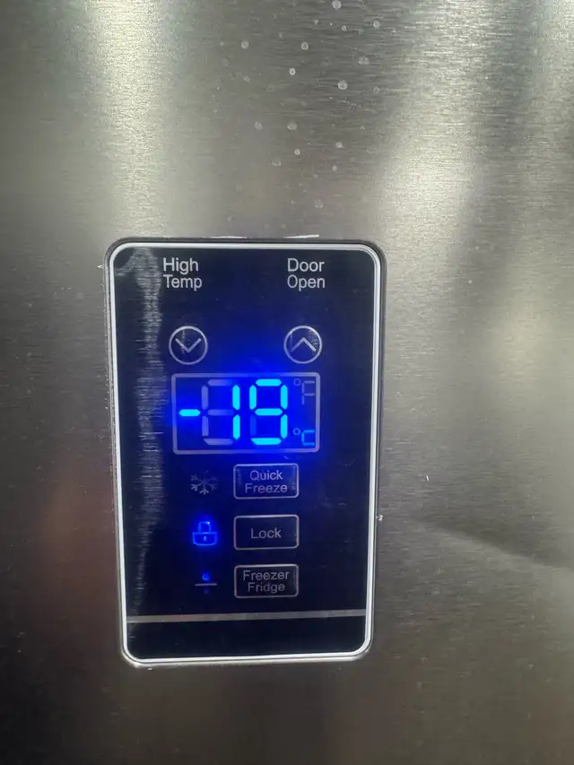 LG Refrigerator in Refrigerators in Laval / North Shore - Image 4