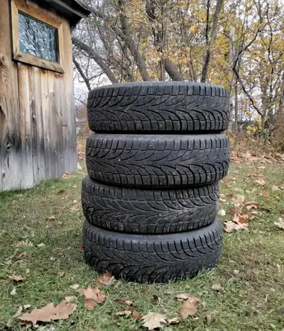 Pneus d'hiver 16 po, en bon état. Je les vends car j'ai changé de véhicule.