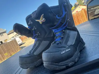 These pre-owned Ski-Doo boots are designed to keep you warm and protected during winter activities....