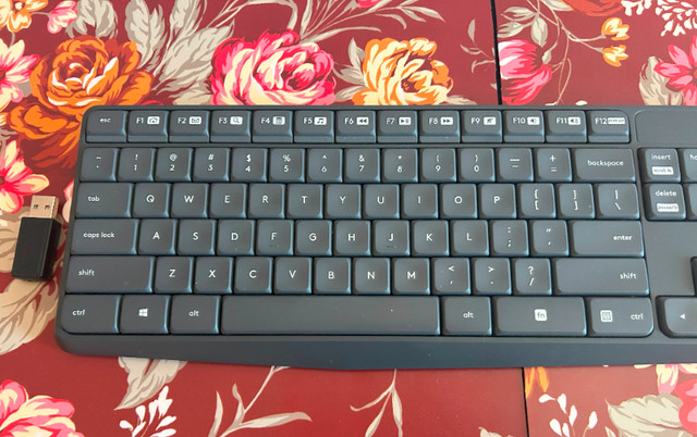 clavier ordinateur sans fil Logitech wireless keyboard computer dans Composants de système  à Ouest de l’Île - Image 2
