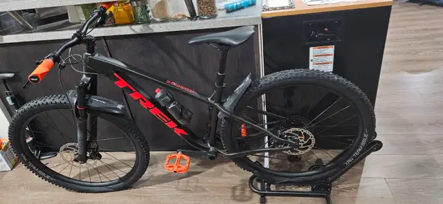 2022 Trek Roscoe 8 Medium - Like New in Mountain in Burnaby/New Westminster - Image 3