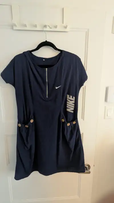 Robes (4) dont 3 sans manche et une à manches longuesSmall, méd, View more