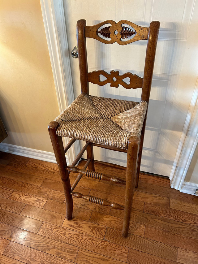Chaise haute en bois et paille // Wood ans straw bar stool dans Mobilier de salle à manger et cuisine  à Ville de Montréal