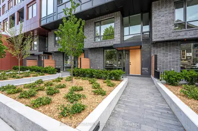 3 + 1 BEDS, 3 BATHS CHIC CONDO TOWNHOUSE IN CORKTOWN, TORONTO!