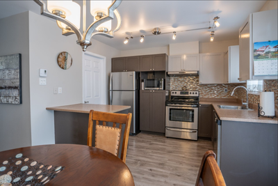 Grand condo sur deux étages style maison en rangée rénové au goût du jour. Il vous offre 3 chambres...