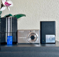 Sony DSC S750 Digital Camera ⎮7.2 MP 3X Optical zoom