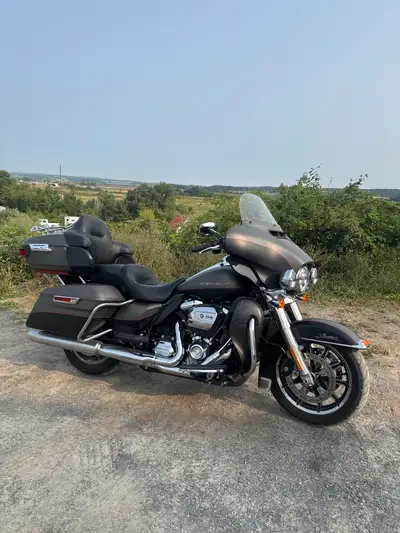 -SALE- 2019 Harley Davidson Ultra Limited All the bells and whistles! Brand new Dunlop AE2 tires and...