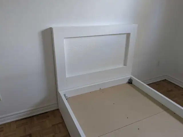 Base de lit simple  in Beds & Mattresses in City of Montréal - Image 3