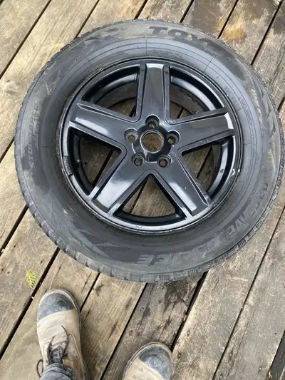 Mag 17 pouce jeep dodge pour plusieurs model 5x 114.3 les pneus son d’hiver mais rouler l’ete avec s...
