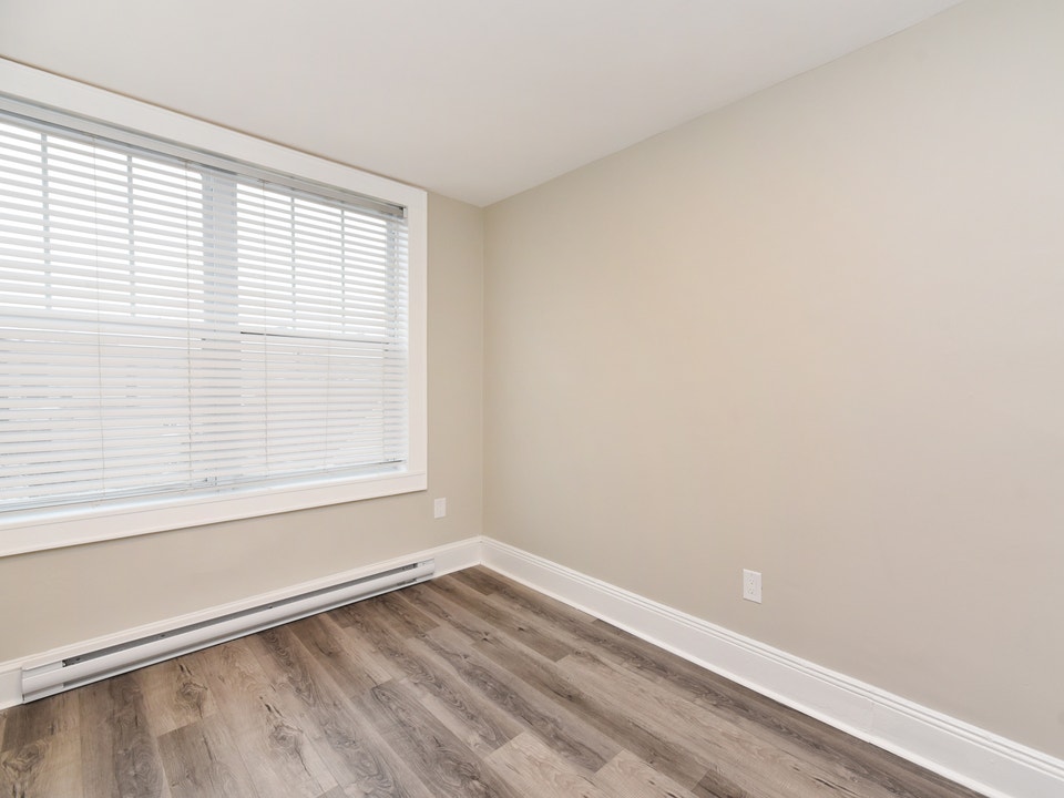 One Month Free Rent: 1 Bdrm + Den, New Edinburgh 5