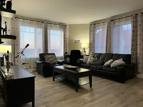 Superbe condo lumineux et spacieux situé à Pierrefonds, offrant une vue imprenable sur la rivière. C...