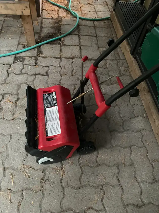 Light weight electric snow blower in Snowblowers in City of Toronto - Image 6