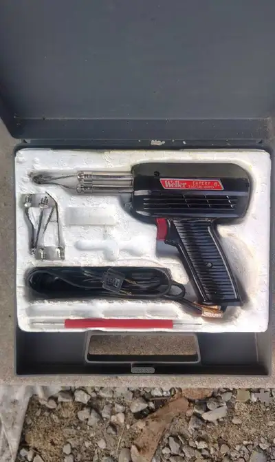 This is a used Weller Expert 350/240 Watts soldering gun, perfect for various soldering tasks. It co...