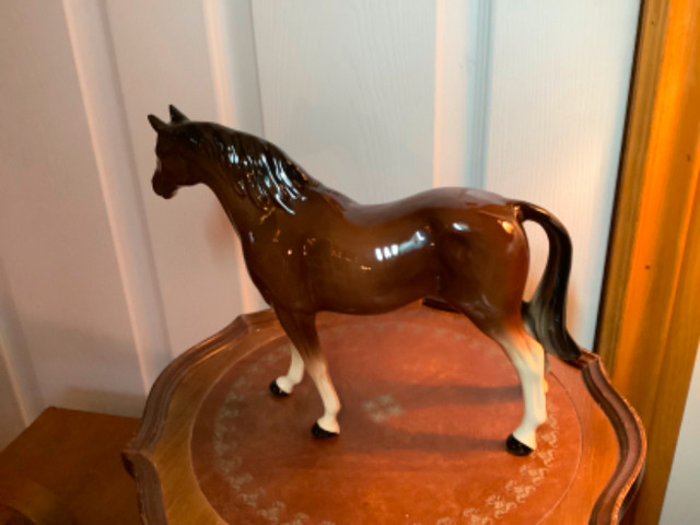 Large Vintage Beswick Glossy Brown Porcelain Horse  in Arts & Collectibles in Belleville - Image 4